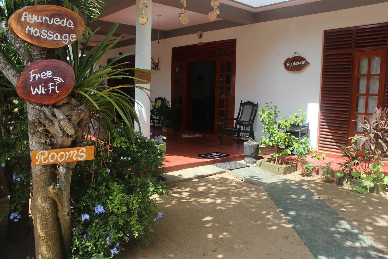 Julie Guest House Tangalle Exteriör bild
