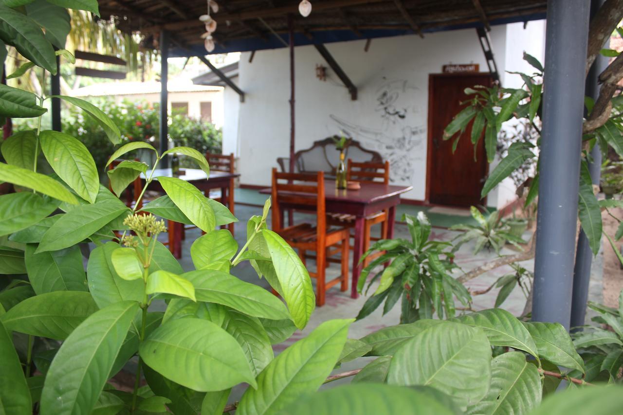 Julie Guest House Tangalle Exteriör bild