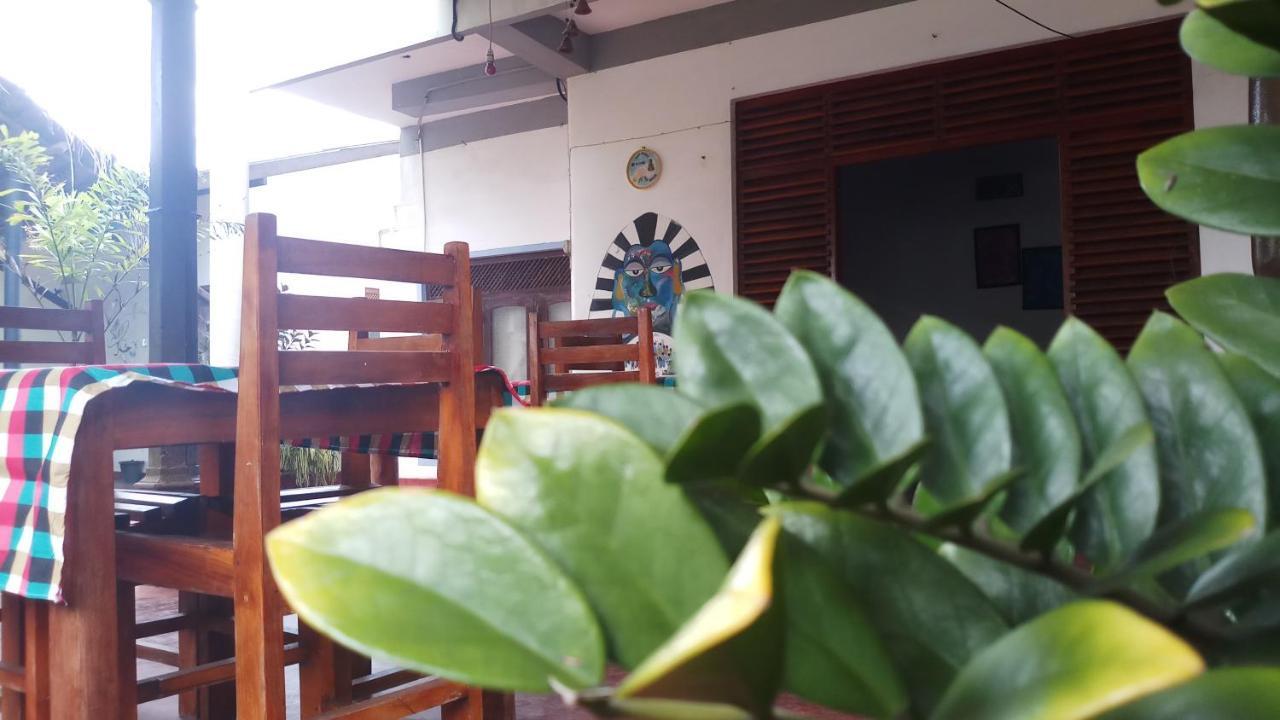 Julie Guest House Tangalle Exteriör bild