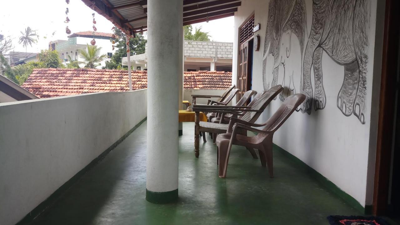 Julie Guest House Tangalle Exteriör bild