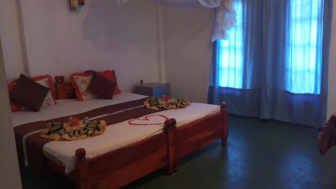 Julie Guest House Tangalle Exteriör bild