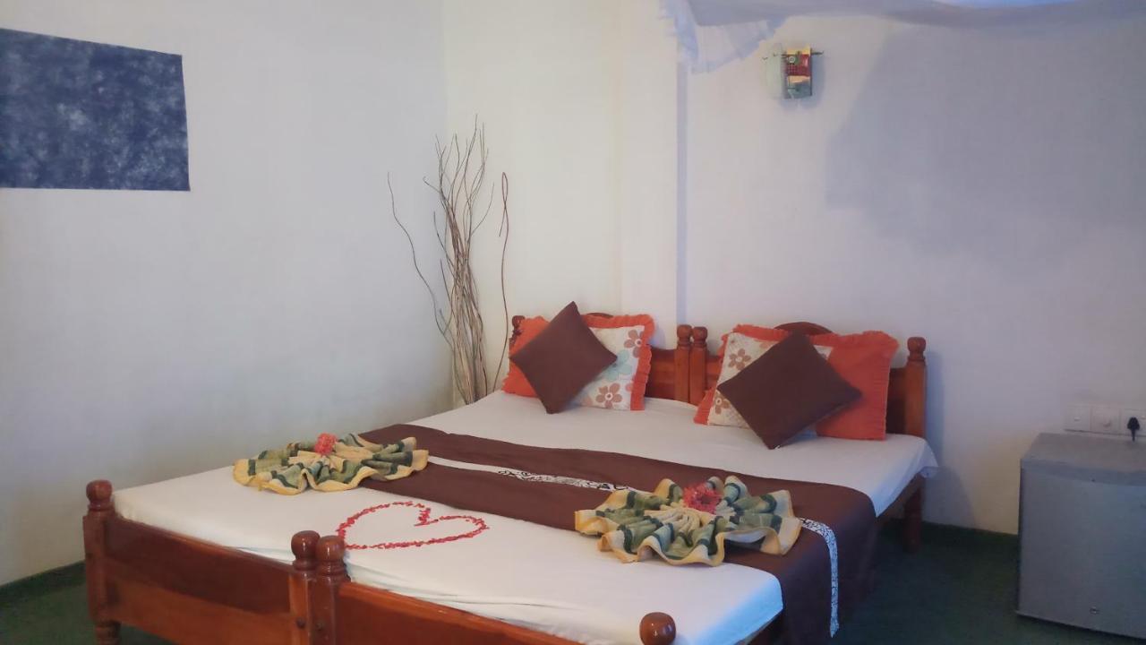 Julie Guest House Tangalle Exteriör bild