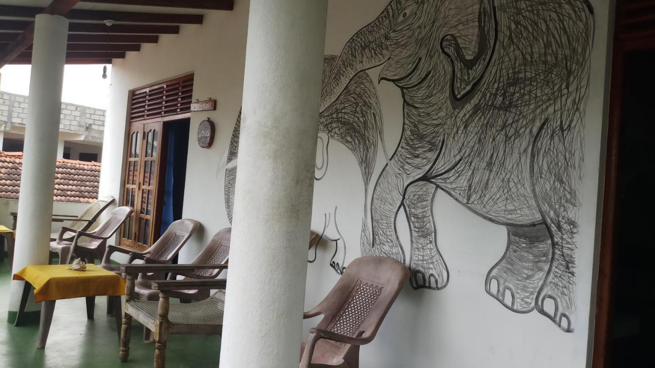 Julie Guest House Tangalle Exteriör bild