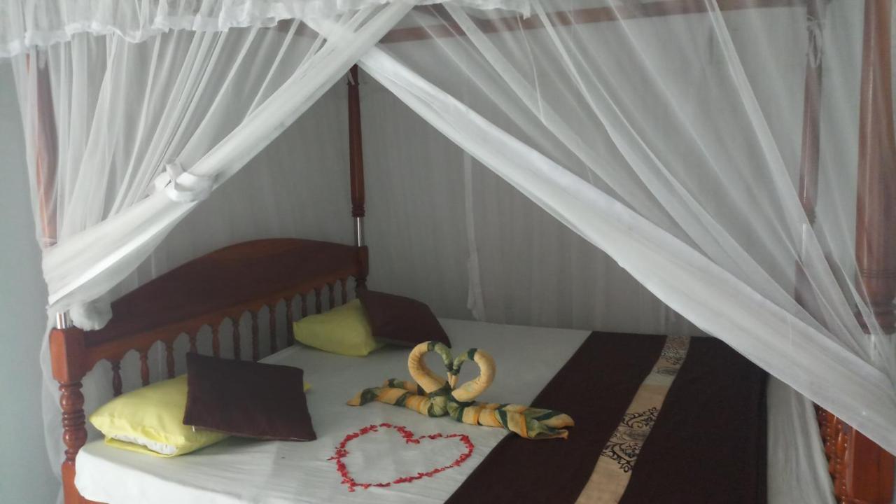 Julie Guest House Tangalle Exteriör bild