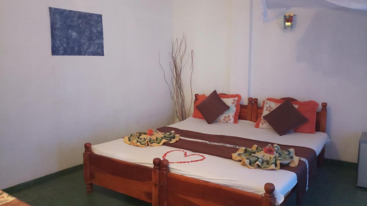 Julie Guest House Tangalle Exteriör bild